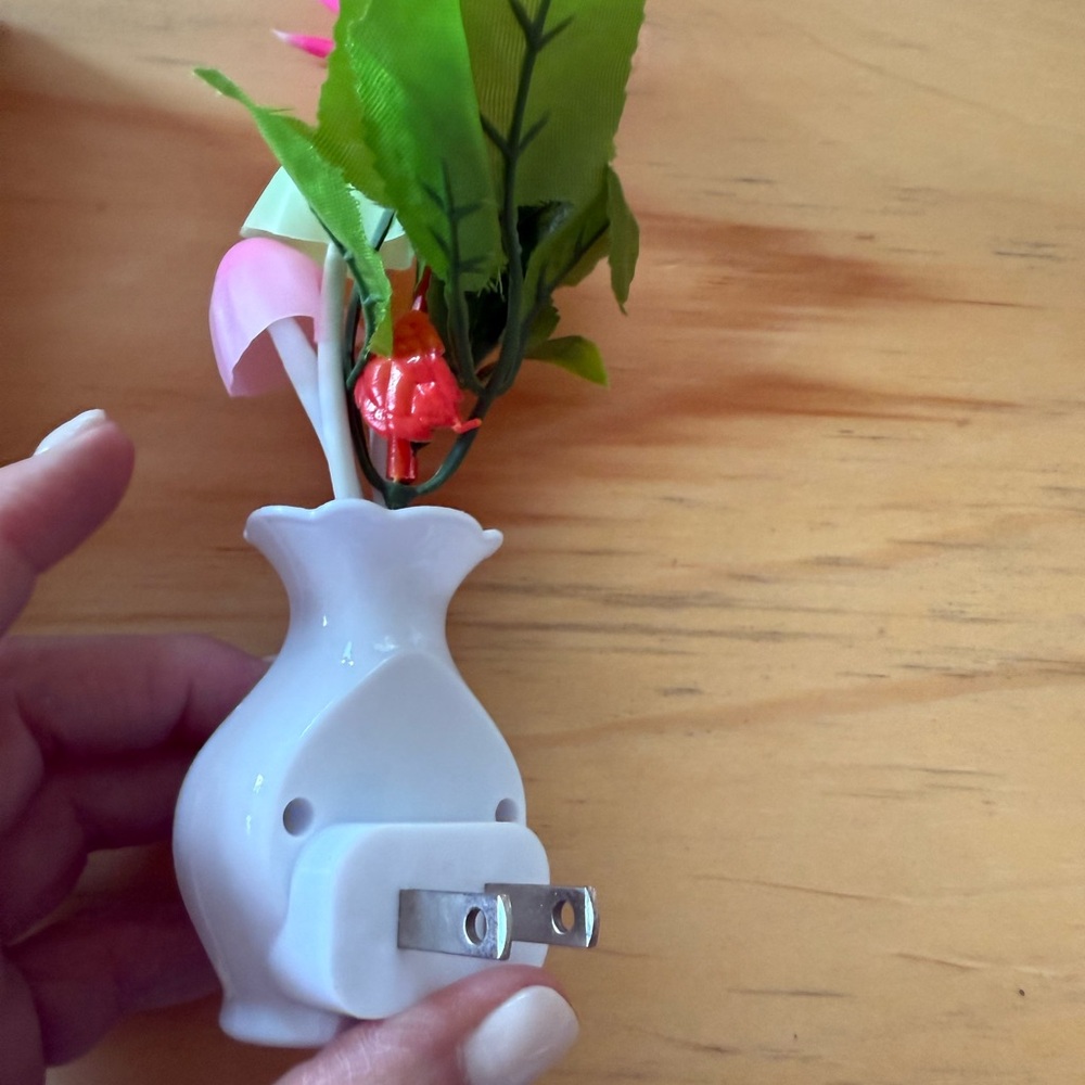 NATURAL LIFE White Vase USB Charger with Floral Design